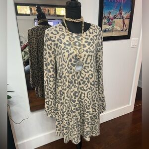 Yummy fleece leopards print dress. NWT. Size m.